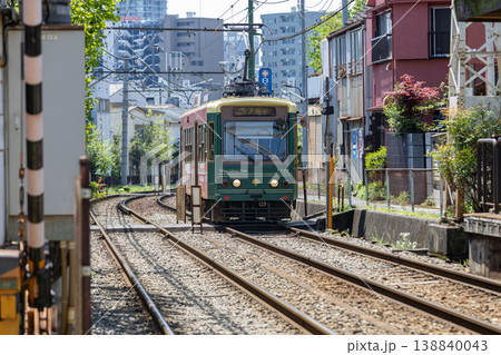 新庚申塚駅付近を走る東京さくらトラムと住宅街の線路風景 新庚申塚駅付近を走る東京さくらトラムと住宅街の線路風景 138840043