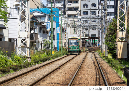 新庚申塚駅ホーム付近に停車する東京さくらトラムのある街並み 新庚申塚駅ホーム付近に停車する東京さくらトラムのある街並み 138840044