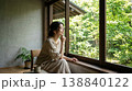 緑を眺めて穏やかに過ごす女性 138840122
