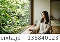 緑を眺めて穏やかに過ごす女性 138840123
