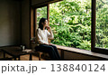 緑を眺めて穏やかに過ごす女性 138840124