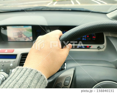 ハンドルを握り車を運転するドライバー手元 ハンドルを握り車を運転するドライバー手元 138840131
