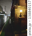 雨降る夜の路地裏 138840157