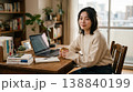 自宅でパソコン作業をする女性 138840199