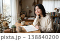 自宅でパソコン作業をする女性 138840200