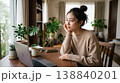 自宅でパソコン作業をする女性 138840201