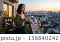 夕景の街を眺める女性のひととき 138840242