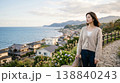 夕景の街を眺める女性のひととき 138840243