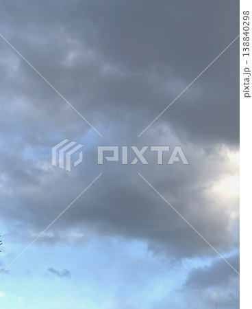 グレーの雲がかかった大空 グレーの雲がかかった大空 138840298