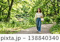 緑の公園を笑顔で歩く女性 138840340