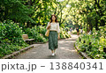 緑の公園を笑顔で歩く女性 138840341