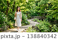 緑の公園を笑顔で歩く女性 138840342