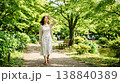 新緑の公園を歩く爽やかな女性 138840389