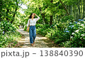 新緑の公園を歩く爽やかな女性 138840390