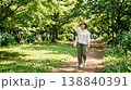 新緑の公園を歩く爽やかな女性 138840391