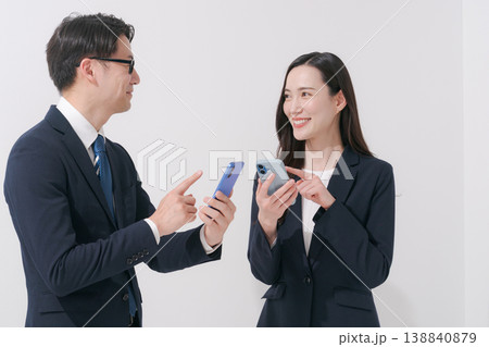 スマホを見る2人のビジネスパーソン 138840879