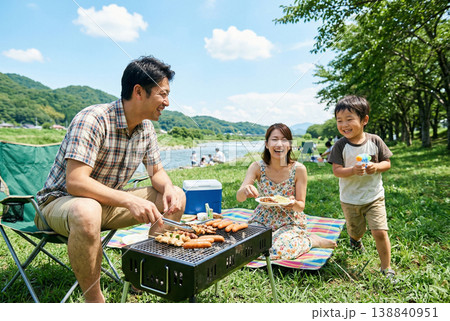 バーベキューを楽しむ幸せな日本人三人家族 Generative AI バーベキューを楽しむ幸せな日本人三人家族 Generative AI 138840951