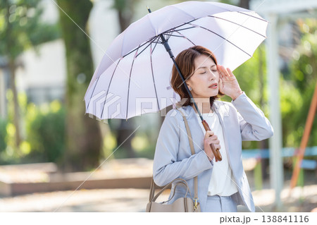 日傘をさすビジネスウーマン 138841116