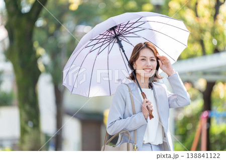 日傘をさすビジネスウーマン 138841122