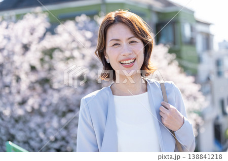 桜の中を歩くミドルの女性 桜の中を歩くミドルの女性 138841218
