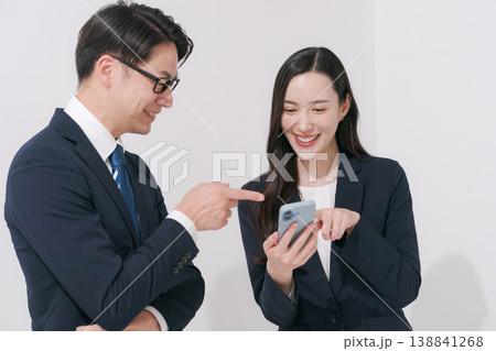 スマホを見る2人のビジネスパーソン 138841268