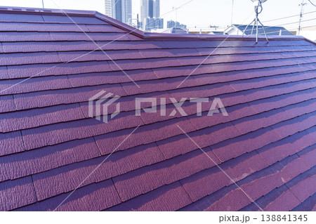 塗膜が剥がれ防水性が低下した屋根 138841345