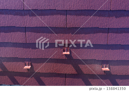 塗膜が剥がれ防水性が低下した屋根 138841350
