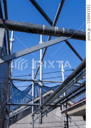 塗膜が剥がれ防水性が低下した屋根 138841351