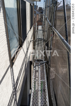 塗膜が剥がれ防水性が低下した屋根 塗膜が剥がれ防水性が低下した屋根 138841353