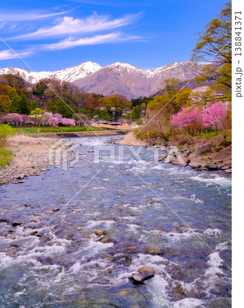 利根川と谷川連峰と桜（縦） 138841371