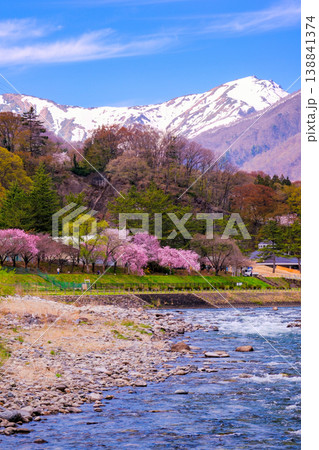 春の利根川と谷川岳（縦） 138841374