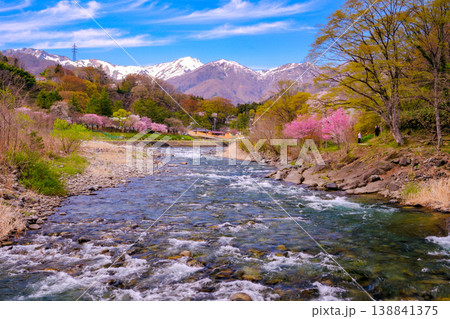 川の流れと桜と雪山のある風景 138841375