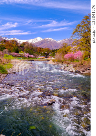 川の流れと桜と雪山のある風景(縦) 川の流れと桜と雪山のある風景(縦) 138841376