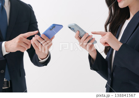 スマホを見る2人のビジネスパーソンの手元 スマホを見る2人のビジネスパーソンの手元 138841567