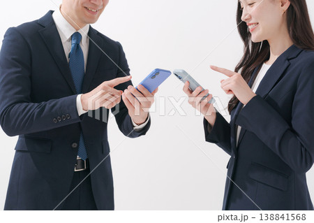 スマホを見る2人のビジネスパーソンの手元 138841568