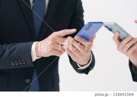 スマホを見る2人のビジネスパーソンの手元 138841569