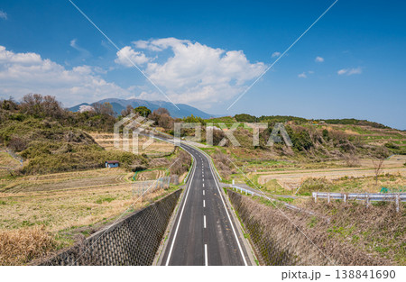 棚田の中を通る道 滋賀県大津市仰木 棚田の中を通る道 滋賀県大津市仰木 138841690