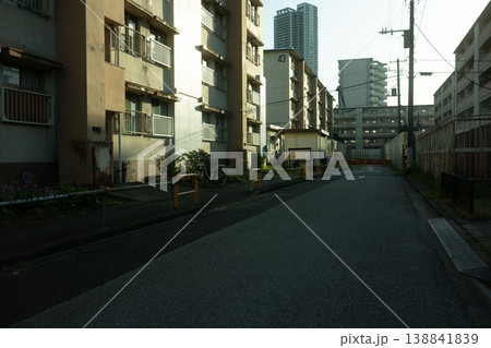 東京江東区辰巳にあり老朽化した辰巳団地 138841839