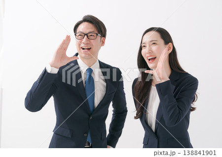 呼びかけをするビジネスマン 呼びかけをするビジネスマン 138841901