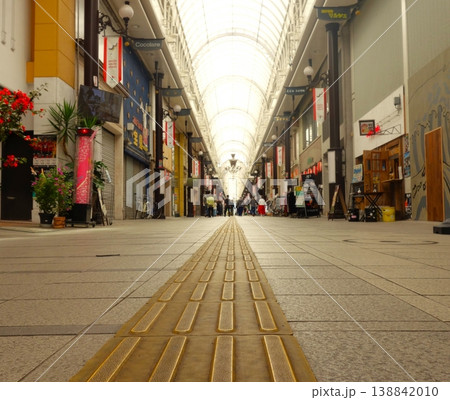 アーケードの盲人用ブロック 138842010