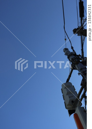 放課後の影と電柱： 夕暮れ時、長く伸びる影が印象的な風景2 138842331