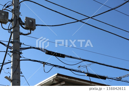 放課後のチャイムが聞こえる青空と電柱: 青春の記憶を呼び起こすような表現。2 放課後のチャイムが聞こえる青空と電柱: 青春の記憶を呼び起こすような表現。2 138842611