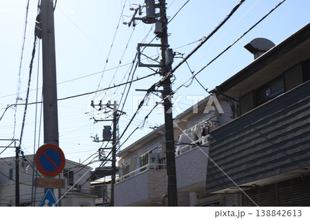真夏の太陽と青空に映える電柱： 強い日差しとコントラストを意識。4 138842613