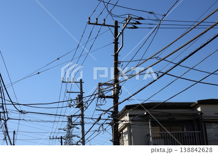 どこまでも続く青空と一直線の電柱： 奥行きと開放感を強調したタイトル。5 138842628