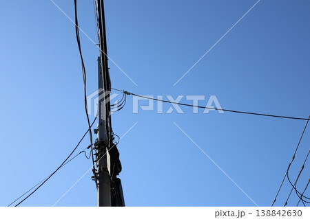 どこまでも続く青空と一直線の電柱： 奥行きと開放感を強調したタイトル。4 138842630