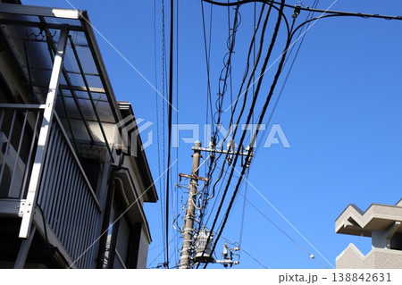 どこまでも続く青空と一直線の電柱: 奥行きと開放感を強調したタイトル。3 どこまでも続く青空と一直線の電柱: 奥行きと開放感を強調したタイトル。3 138842631
