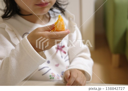 家で柑橘系の果物を食べる女の子の手元 家で柑橘系の果物を食べる女の子の手元 138842727