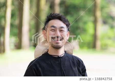 新緑の屋外キャンプ場で笑顔のアウトドアレジャーやお出かけイメージの日本人男性カメラ目線 新緑の屋外キャンプ場で笑顔のアウトドアレジャーやお出かけイメージの日本人男性カメラ目線 138842758
