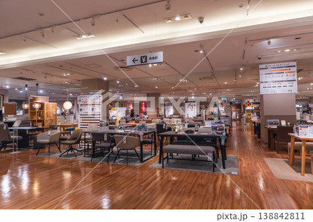 デパートの店内風景　家具売り場 138842811