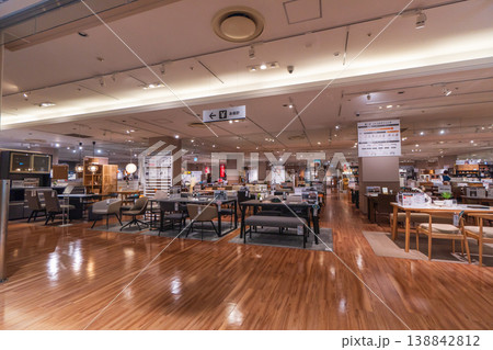 デパートの店内風景　家具売り場 138842812